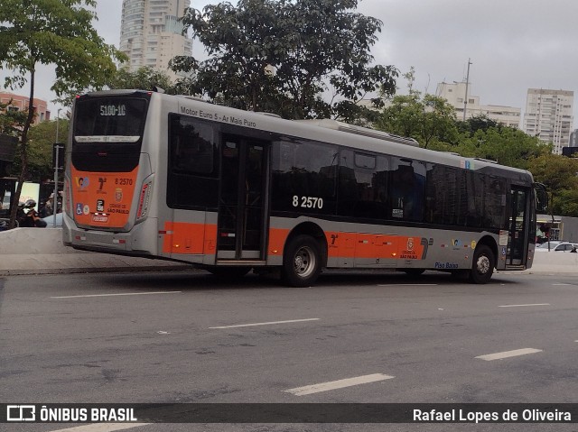 Viação Gato Preto 8 2570 na cidade de São Paulo, São Paulo, Brasil, por Rafael Lopes de Oliveira. Número da foto: #12895929.