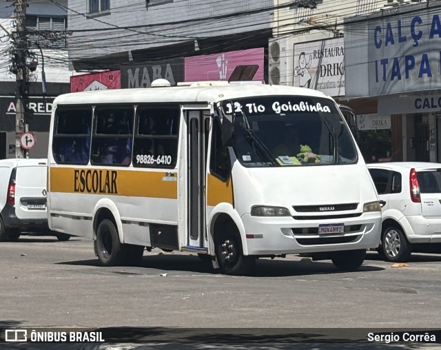 Escolares MQK4H92 na cidade de Vila Velha, Espírito Santo, Brasil, por Sergio Corrêa. Número da foto: #12895417.