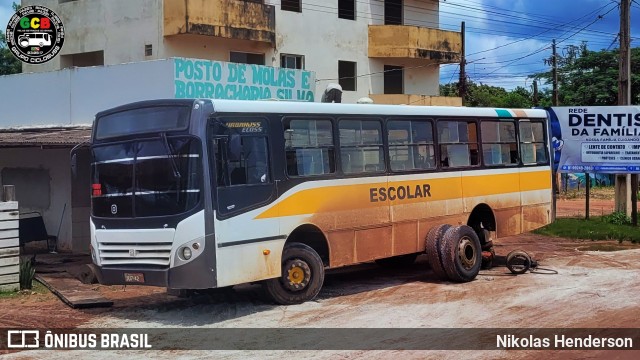 Escolares JUZ4207 na cidade de Tailândia, Pará, Brasil, por Nikolas Henderson. Número da foto: #12899489.