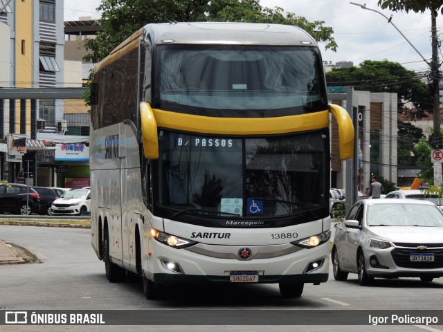 Saritur - Santa Rita Transporte Urbano e Rodoviário 13880 na cidade de Divinópolis, Minas Gerais, Brasil, por Igor Policarpo. Número da foto: #12899901.