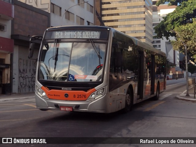 Viação Gato Preto 8 2576 na cidade de São Paulo, São Paulo, Brasil, por Rafael Lopes de Oliveira. Número da foto: #12905080.