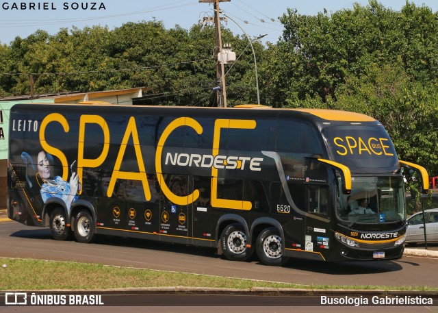 Expresso Nordeste 5620 na cidade de Foz do Iguaçu, Paraná, Brasil, por Busologia Gabrielística. Número da foto: #12909646.