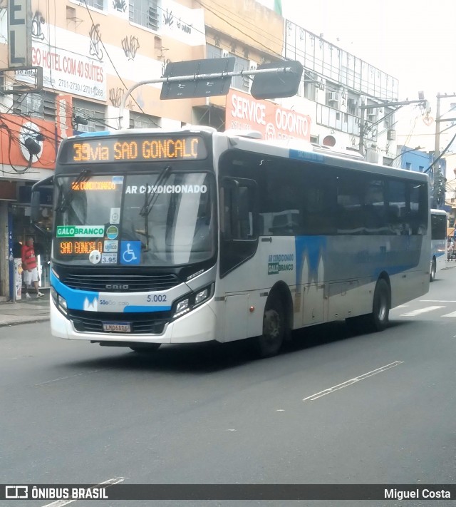 Viação Galo Branco 5.002 na cidade de São Gonçalo, Rio de Janeiro, Brasil, por Miguel Costa. Número da foto: #12911925.