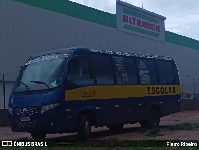 Escolares 110 na cidade de Brazlândia, Distrito Federal, Brasil, por Pietro Ribeiro. Número da foto: #12915281.