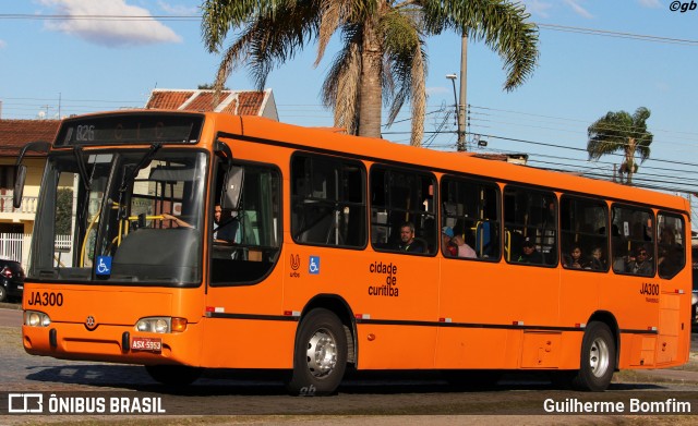 Expresso Azul JA300 na cidade de Curitiba, Paraná, Brasil, por Guilherme Bomfim. Número da foto: #12915715.