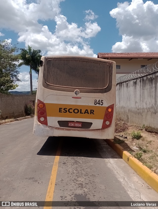 Escolares 845 na cidade de Juatuba, Minas Gerais, Brasil, por Luciano Veras. Número da foto: #12855690.