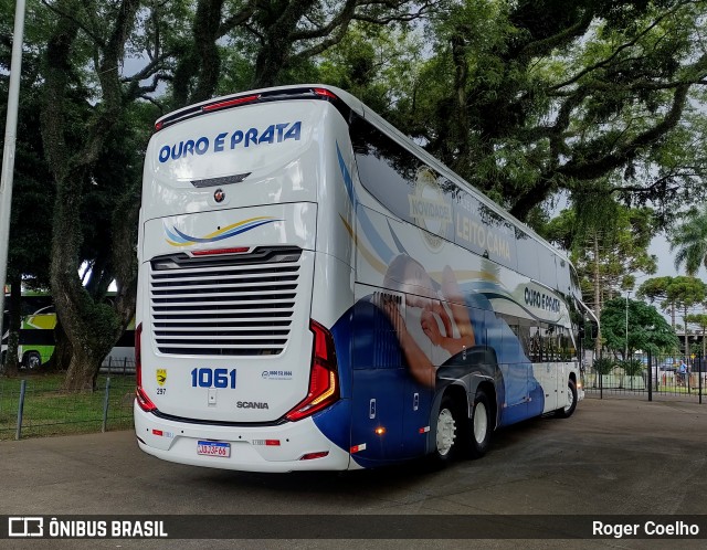 Viação Ouro e Prata 1061 na cidade de Curitiba, Paraná, Brasil, por Roger Coelho. Número da foto: #12859056.