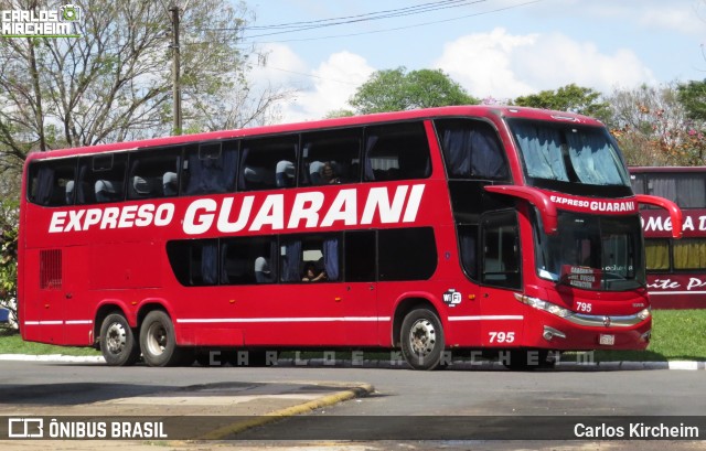 Expreso Guarani 795 na cidade de Ciudad del Este, Alto Paraná, Paraguai, por Carlos Kircheim. Número da foto: #12858415.