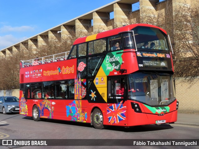 Oxford Bus Company 196 na cidade de Oxford, Oxfordshire, Inglaterra, por Fábio Takahashi Tanniguchi. Número da foto: #12864953.