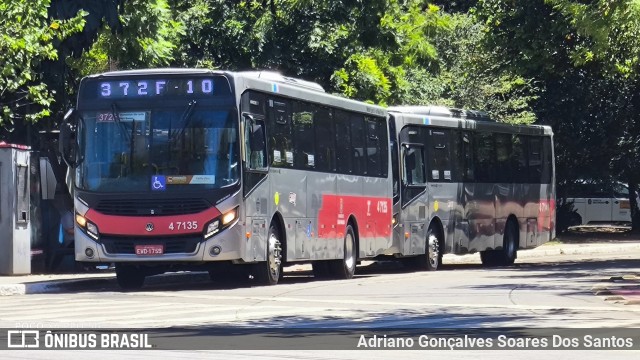 Pêssego Transportes 4 7135 na cidade de São Paulo, São Paulo, Brasil, por Adriano Gonçalves Soares Dos Santos. Número da foto: #12871749.