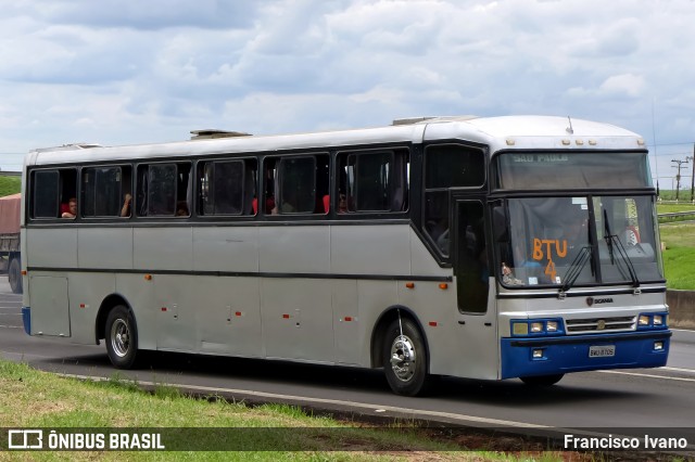 Ônibus Particulares 8705 na cidade de Assis, São Paulo, Brasil, por Francisco Ivano. Número da foto: #12872868.