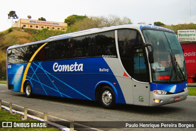 Viação Cometa 2210 na cidade de Barra do Piraí, Rio de Janeiro, Brasil, por Paulo Henrique Pereira Borges. Número da foto: #12950935.