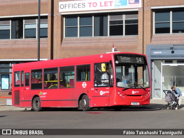 Abellio London Bus Company 8328 na cidade de London, Greater London, Inglaterra, por Fábio Takahashi Tanniguchi. Número da foto: #12956801.