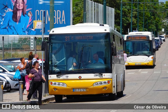 SMTUC - Serviços Municipalizados de Transportes Urbanos de Coimbra 300 na cidade de Coimbra, Coimbra, Portugal, por César de Oliveira. Número da foto: #12956046.