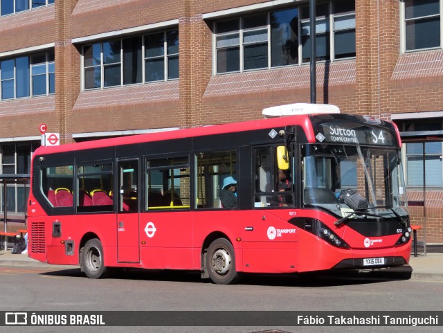 Abellio London Bus Company 8213 na cidade de London, Greater London, Inglaterra, por Fábio Takahashi Tanniguchi. Número da foto: #12958610.