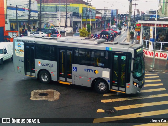 City Transporte Urbano Intermodal - Guarujá 194 na cidade de Guarujá, São Paulo, Brasil, por Jean Gu. Número da foto: #12963056.