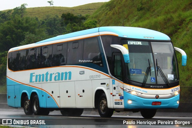 Emtram 4220 na cidade de Piraí, Rio de Janeiro, Brasil, por Paulo Henrique Pereira Borges. Número da foto: #12966739.