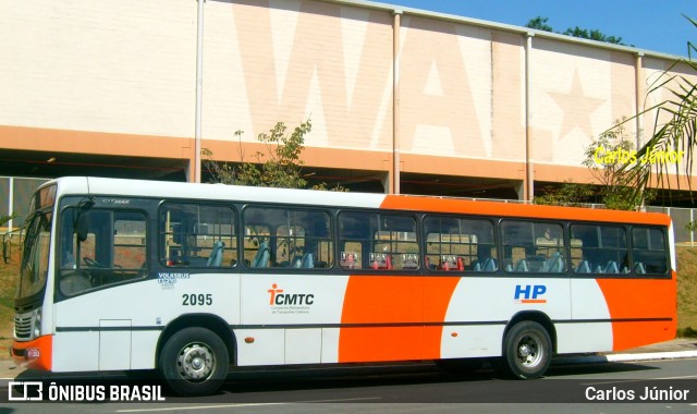 HP Transportes Coletivos 2095 na cidade de Goiânia, Goiás, Brasil, por Carlos Júnior. Número da foto: #12977808.