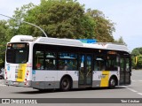 De Lijn 2460 na cidade de Bruges, West Flanders, Bélgica, por Tôni Cristian. Número da foto: #12978016.