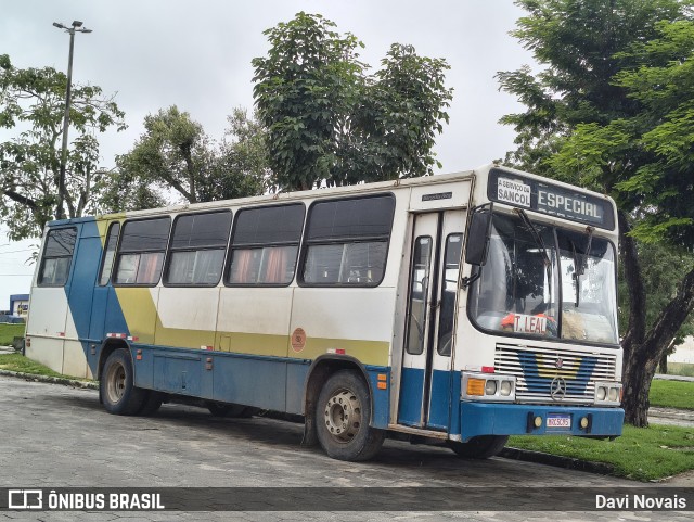 Ônibus Particulares  na cidade de Mucuri, Bahia, Brasil, por Davi Novais. Número da foto: #12982711.