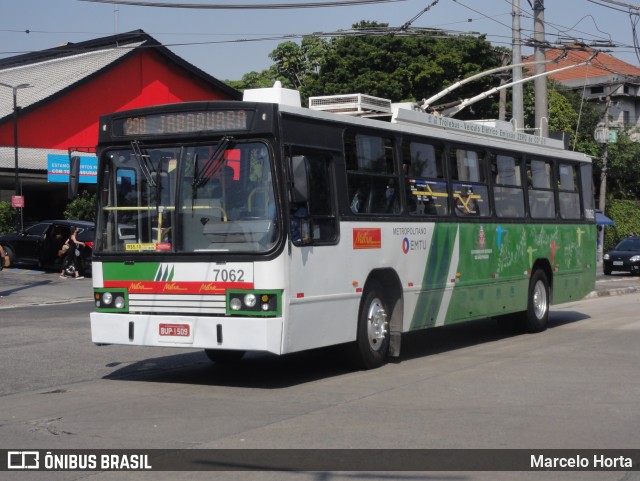 Metra - Sistema Metropolitano de Transporte 7062 na cidade de São Paulo, São Paulo, Brasil, por Marcelo Horta. Número da foto: #12984025.