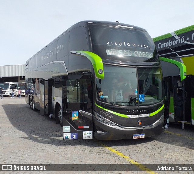 Viação Garcia 86058 na cidade de Curitiba, Paraná, Brasil, por Adriano Tortora. Número da foto: #12986918.