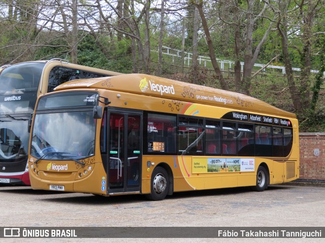 Reading Buses 414 na cidade de Weybridge, Surrey, Inglaterra, por Fábio Takahashi Tanniguchi. Número da foto: #12985780.