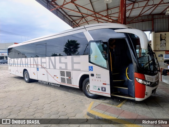 Auto Viação Catarinense 323216 na cidade de Tijucas, Santa Catarina, Brasil, por Richard Silva. Número da foto: #12986989.