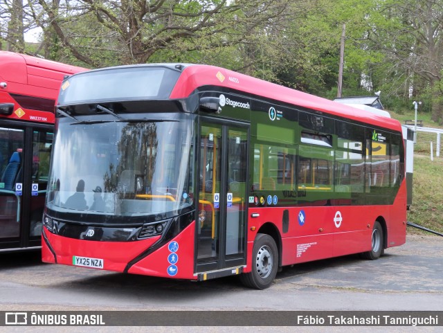 Stagecoach 46033 na cidade de Weybridge, Surrey, Inglaterra, por Fábio Takahashi Tanniguchi. Número da foto: #12985778.