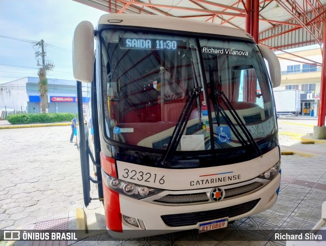 Auto Viação Catarinense 323216 na cidade de Tijucas, Santa Catarina, Brasil, por Richard Silva. Número da foto: #12986986.