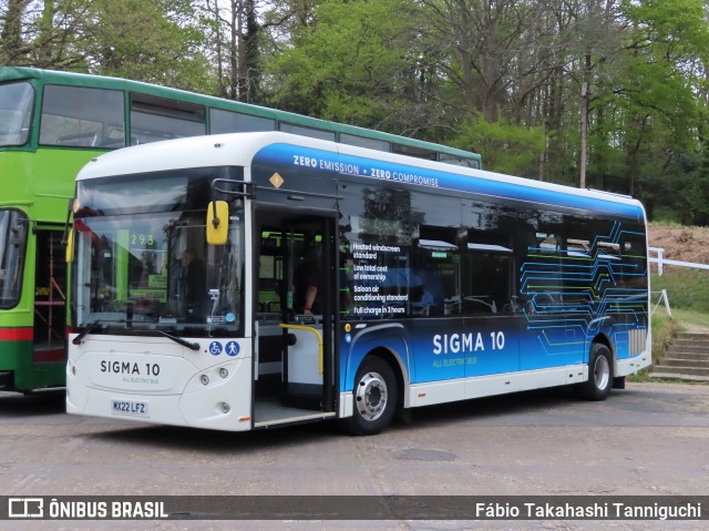 Mellor Bus SIGMA 10 na cidade de Weybridge, Surrey, Inglaterra, por Fábio Takahashi Tanniguchi. Número da foto: #12989051.