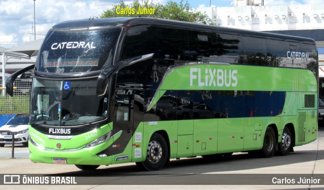 FlixBus Transporte e Tecnologia do Brasil 24402 na cidade de Goiânia, Goiás, Brasil, por Carlos Júnior. Número da foto: #12992913.