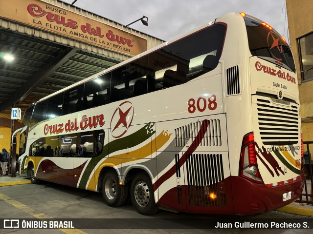 Cruz del Sur 808 na cidade de Santiago, Santiago, Metropolitana de Santiago, Chile, por Juan Guillermo Pacheco S.. Número da foto: #12996522.