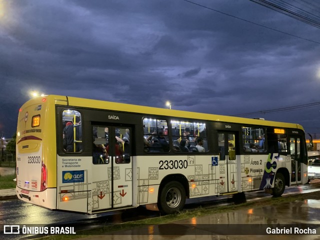 Viação Pioneira 233030 na cidade de Santa Maria, Distrito Federal, Brasil, por Gabriel Rocha. Número da foto: #12994154.