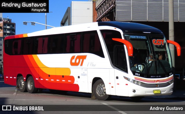 COT - Companhia Oriental de Transportes 924 na cidade de Montevideo, Montevideo, Uruguai, por Andrey Gustavo. Número da foto: #12996049.