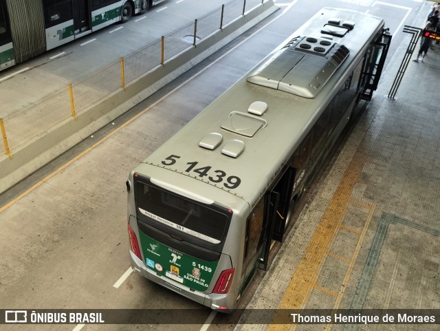 Via Sudeste Transportes S.A. 5 1439 na cidade de São Paulo, São Paulo, Brasil, por Thomas Henrique de Moraes. Número da foto: #13000316.