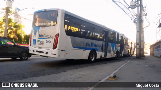 Viação Galo Branco 5.006 na cidade de São Gonçalo, Rio de Janeiro, Brasil, por Miguel Costa. Número da foto: #12931094.