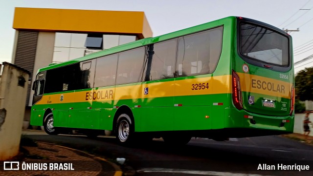 Transportes Capellini 32954 na cidade de Paulínia, São Paulo, Brasil, por Allan Henrique. Número da foto: #13004152.