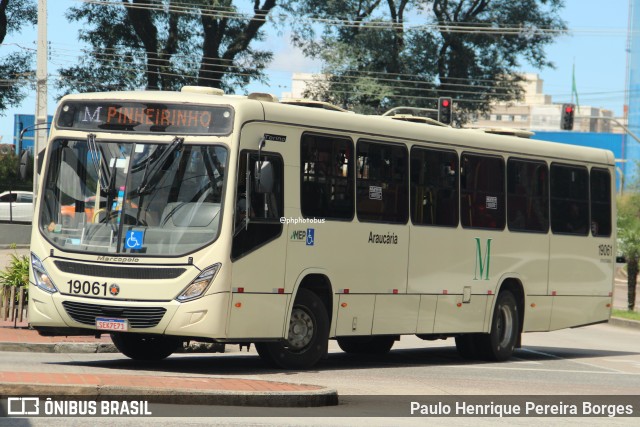 Araucária Transportes Coletivos 19061 na cidade de Curitiba, Paraná, Brasil, por Paulo Henrique Pereira Borges. Número da foto: #12932977.