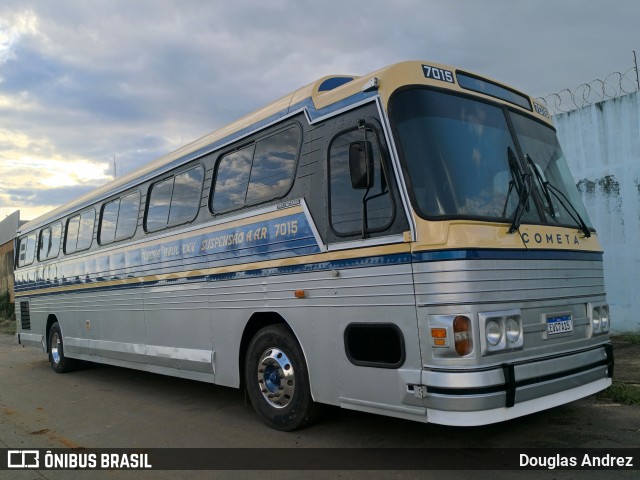 Ônibus Particulares 7015 na cidade de Goiânia, Goiás, Brasil, por Douglas Andrez. Número da foto: #12937709.