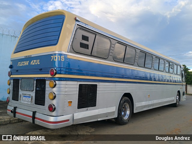 Ônibus Particulares 7015 na cidade de Goiânia, Goiás, Brasil, por Douglas Andrez. Número da foto: #12937702.