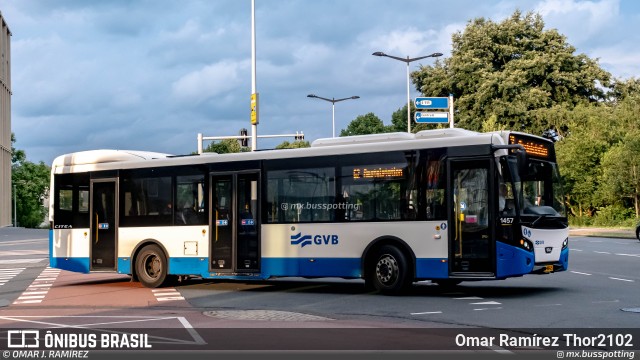 GVB - Gemeentelijk Vervoerbedrijf 1457 na cidade de Amsterdam, North Holland, Países Baixos, por Omar Ramírez Thor2102. Número da foto: #12943051.