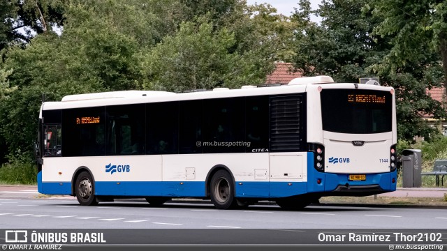 GVB - Gemeentelijk Vervoerbedrijf 1144 na cidade de Amsterdam, North Holland, Países Baixos, por Omar Ramírez Thor2102. Número da foto: #12943046.
