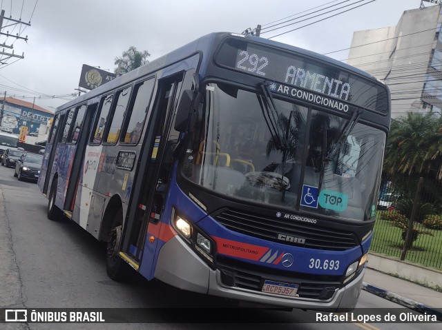 Empresa de Ônibus Vila Galvão 30.693 na cidade de Guarulhos, São Paulo, Brasil, por Rafael Lopes de Oliveira. Número da foto: #12944501.