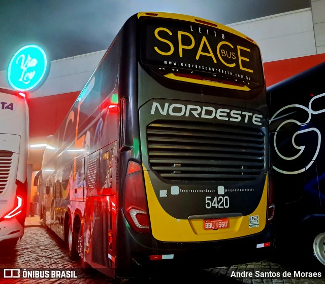 Expresso Nordeste 5420 na cidade de Pariquera-Açu, São Paulo, Brasil, por Andre Santos de Moraes. Número da foto: #13006966.