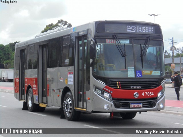 Pêssego Transportes 4 7054 na cidade de Barueri, São Paulo, Brasil, por Weslley Kelvin Batista. Número da foto: #13006665.