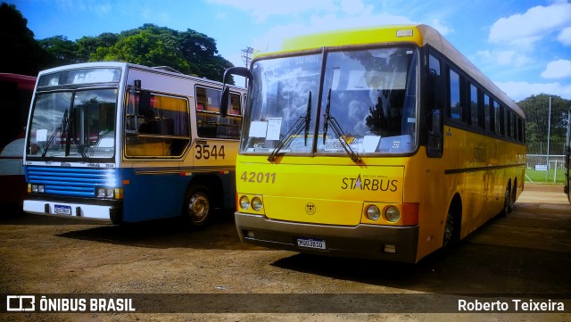 Ônibus Particulares 42011 na cidade de Artur Nogueira, São Paulo, Brasil, por Roberto Teixeira. Número da foto: #13036647.