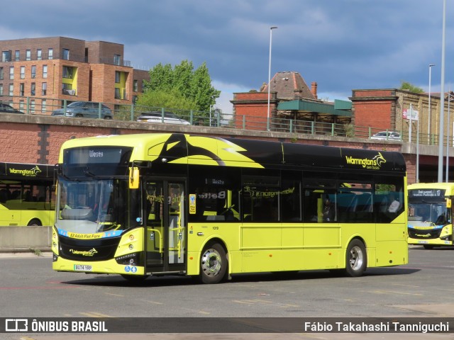 Warrington's Own Buses 1019 na cidade de Warrington, Cheshire, Inglaterra, por Fábio Takahashi Tanniguchi. Número da foto: #13048622.