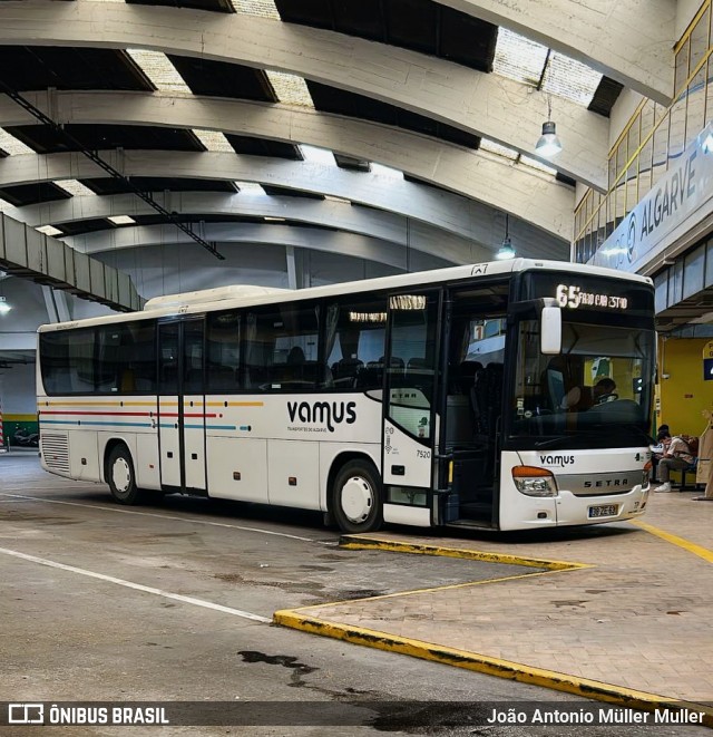 EVA Transportes 7520 na cidade de Faro, Faro, Portugal, por João Antonio Müller Muller. Número da foto: #13052633.