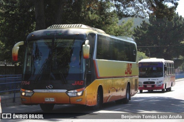 JAC 7704 na cidade de Temuco, Cautín, Araucanía, Chile, por Benjamín Tomás Lazo Acuña. Número da foto: #13055712.
